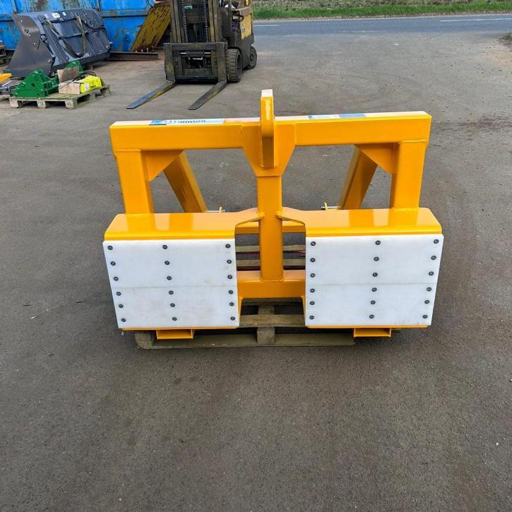 Implement mover for masted forklift